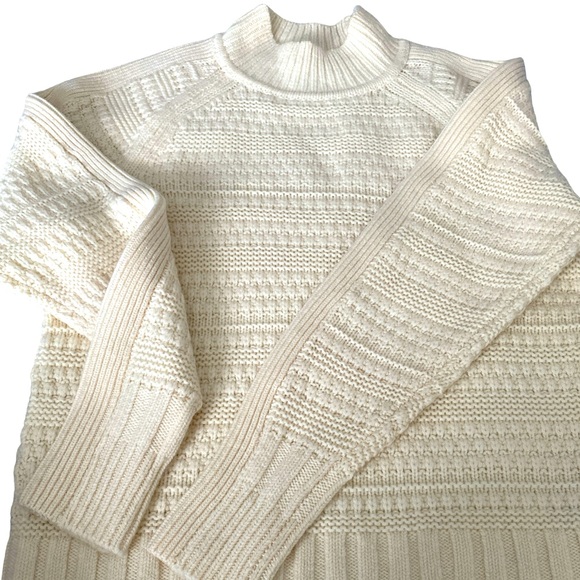 🔥⭐️🔥Club Monaco Textured Wool Turtleneck - Picture 4 of 4